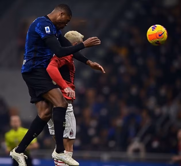 giroud lap cu dup trong 3 phut ac milan ha inter day kich tinh hinh 2