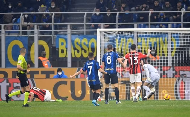 giroud lap cu dup trong 3 phut ac milan ha inter day kich tinh hinh 6
