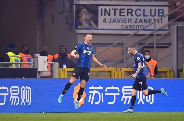 giroud lap cu dup trong 3 phut ac milan ha inter day kich tinh hinh 4