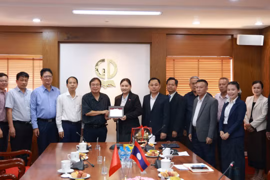 Nhà xuất bản Giáo dục Việt Nam trao đổi kinh nghiệm về tái cơ cấu doanh nghiệp nhà nước với Nhà xuất bản Giáo dục và Thể thao Lào