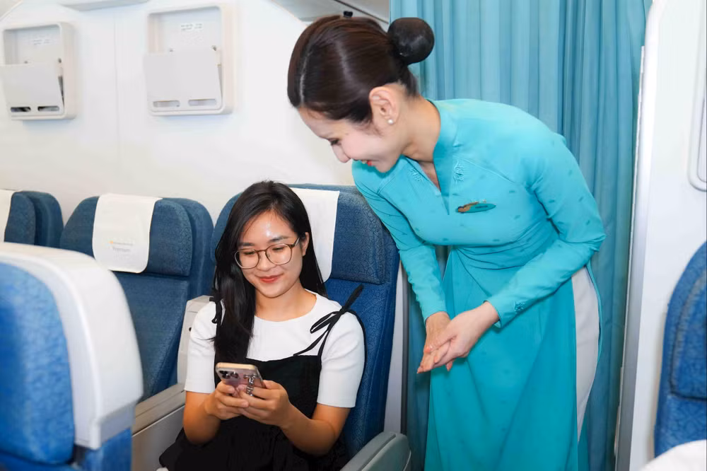 Tiếp viên hướng dẫn khách kết nối internet trên chuyến bayJPG