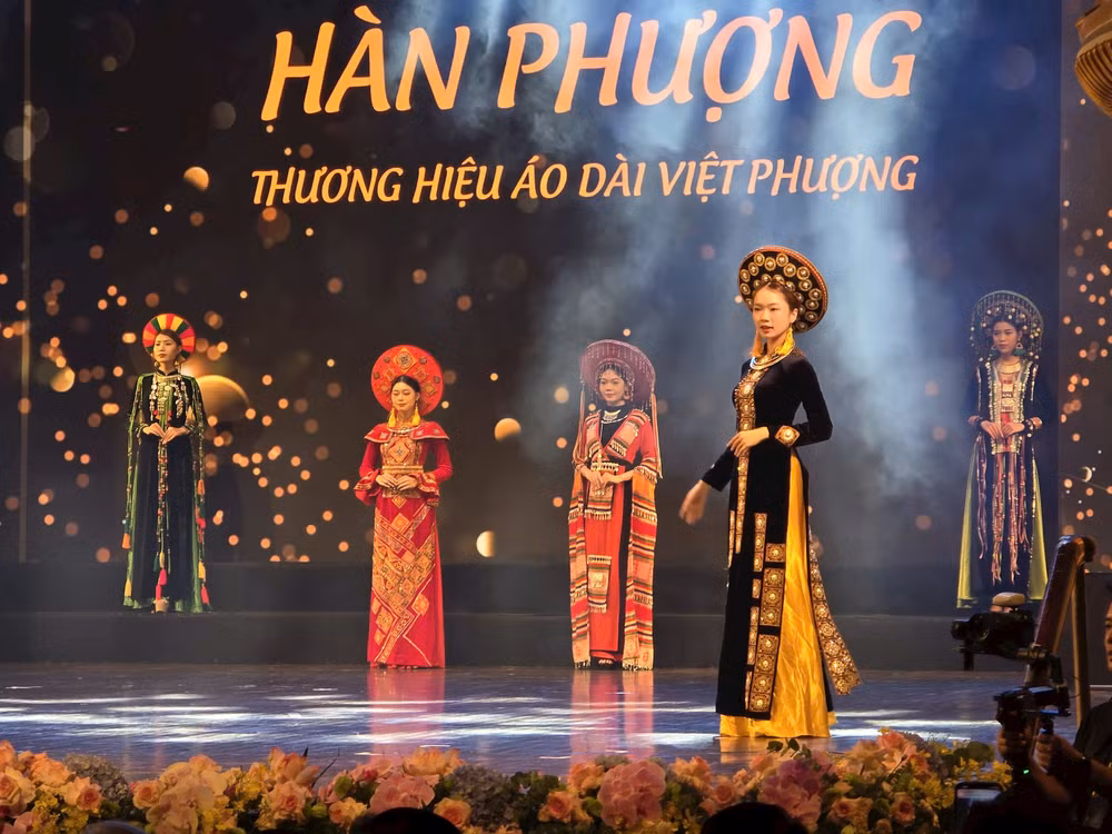 Trình diễn bộ sưu tập áo dài của nhà thiết kế Hàn Phượng (thương hiệu Việt Phượng) trên sân khấu lễ ra mắt Hiệp hội Văn hóa Áo dài Việt Nam.