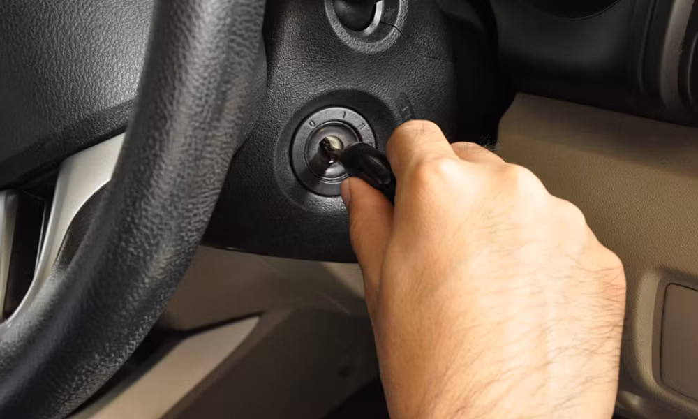 Tài xế đang khởi động xe. Ảnh: Smart Motorist