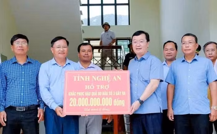 Bí thư Tỉnh ủy Nghệ An trao 20 tỉ đồng của tỉnh hỗ trợ xã Nhôn Mai khắc phục hậu quả do bão số 3 gây ra
