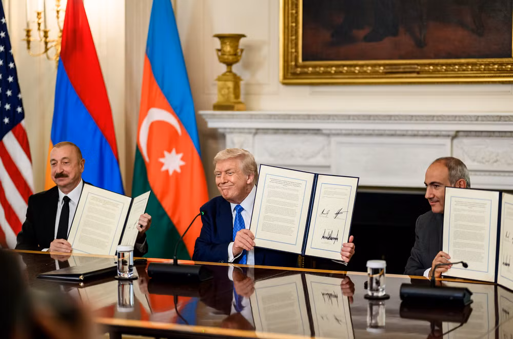 Tổng thống Mỹ Donald Trump, Tổng thống Azerbaijan Ilham Aliyev và Thủ tướng Armenia Nikol Pashinyan trong sự kiện ký kết ba bên tại Nhà Trắng vào ngày 8 tháng 8 năm 2025. Ảnh: Nhà Trắng
