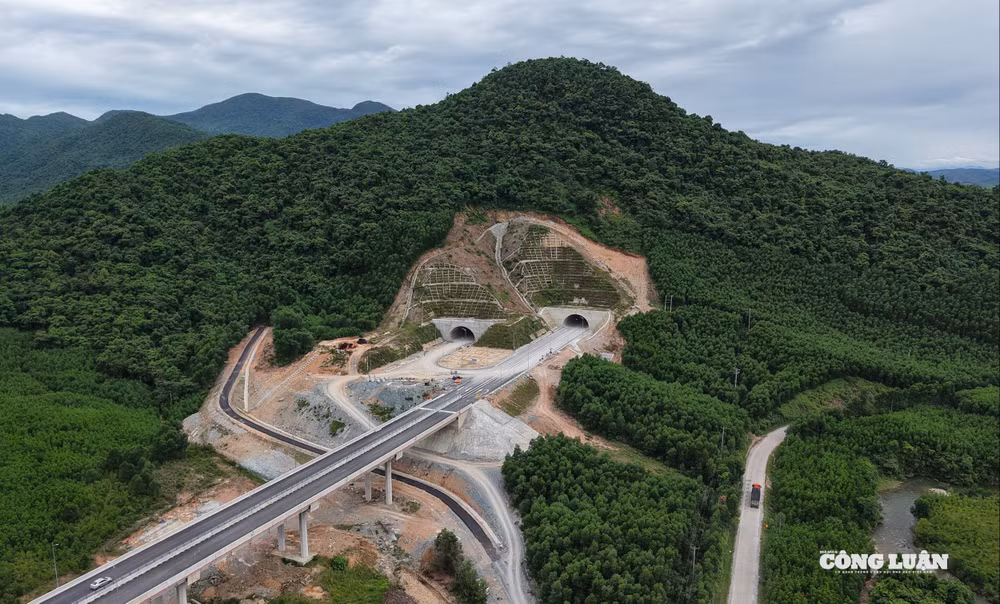 Hầm Đèo Bụt trên cao tốc Bắc - Nam phía Đông đoạn Vũng Áng - Bùng.