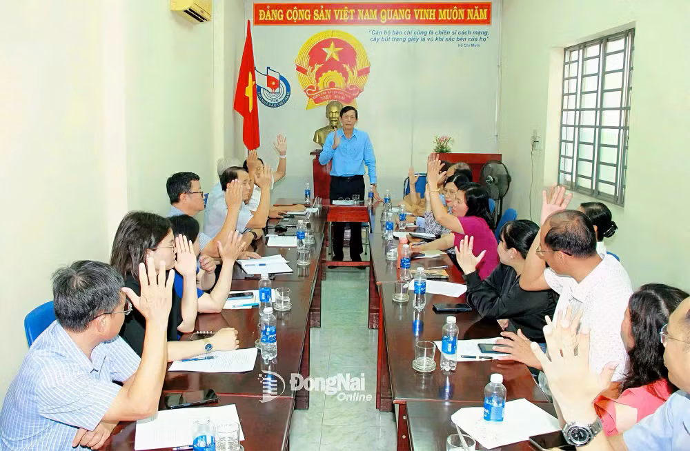 Các đại biểu Hội Nhà báo Đồng Nai dự họp biểu quyết công tác chuẩn bị cho đại hội sắp tới. Ảnh Như Nam
