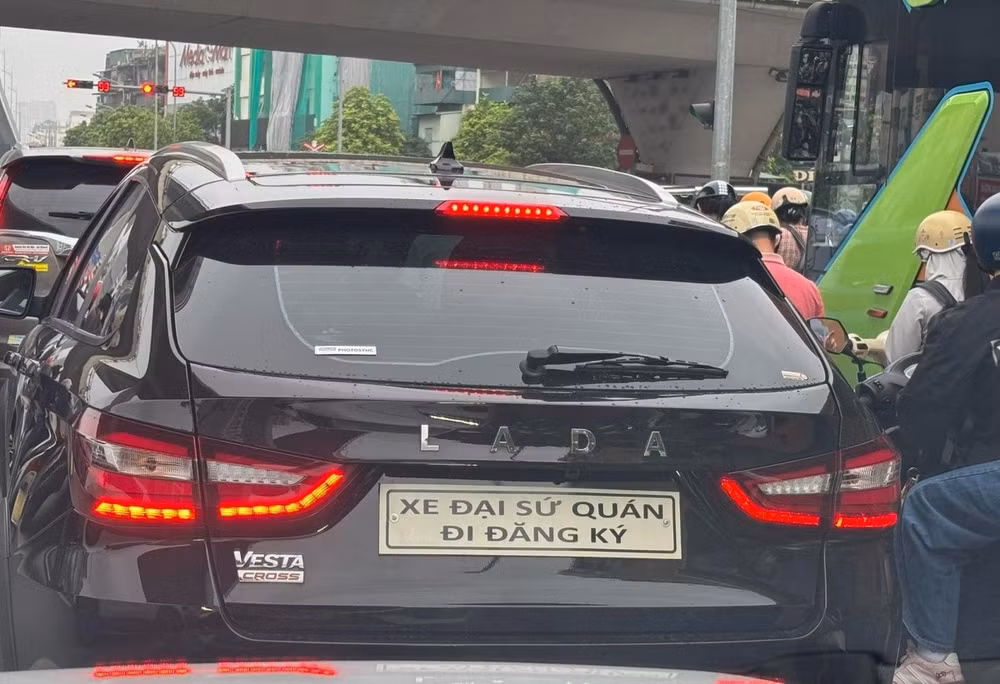 ‘Huyền thoại xe Nga’ Lada lăn bánh trên đường phố Hà Nội, nhanh chóng gây chú ý, dễ cạnh tranh với Mazda3