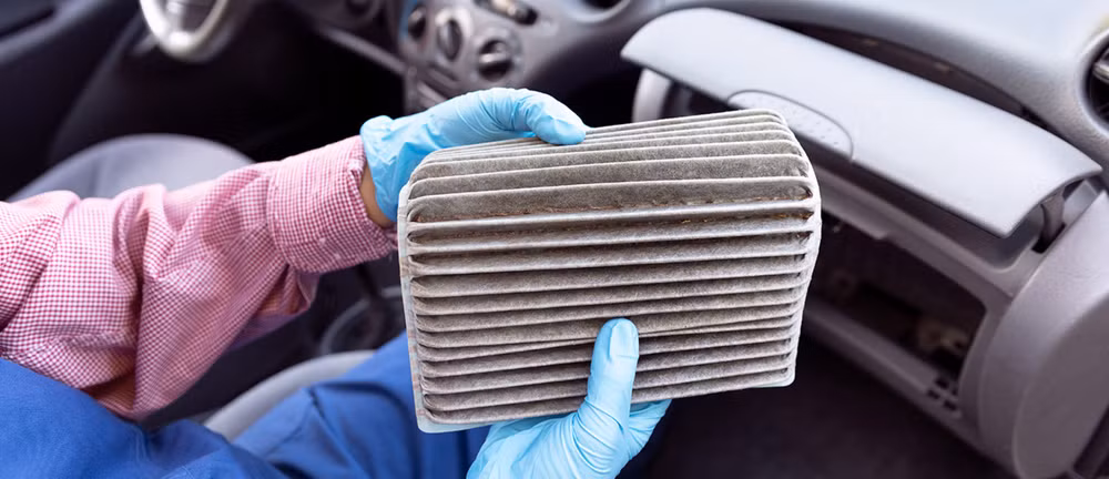 Hình ảnh lọc gió ô tô lâu ngày không vệ sinh. Ảnh: CarsBlog