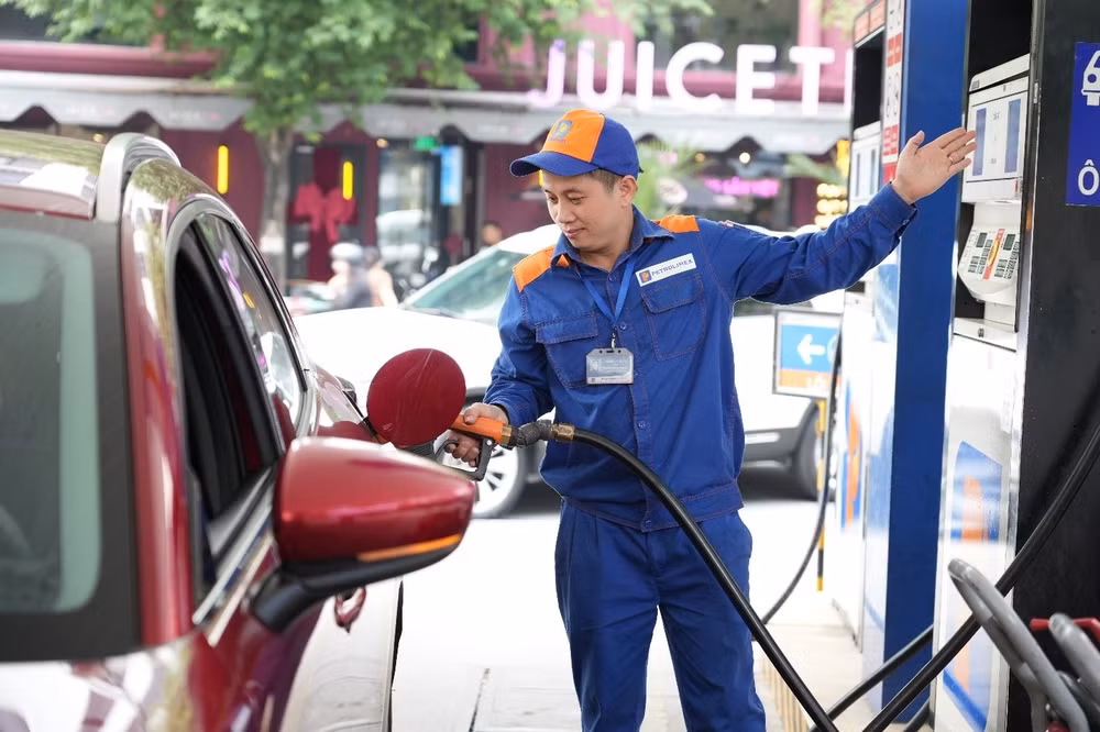 Giá xăng dầu hôm nay 3/8: Giá xăng RON 95 tăng, dầu thế giới lao dốc