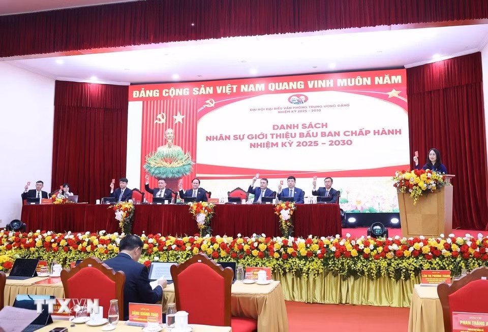 Các đại biểu biểu quyết thông qua danh sách Ban Chấp hành Đảng bộ Văn phòng Trung ương Đảng nhiệm kỳ 2025-2030. (Ảnh: Thống Nhất/TTXVN)