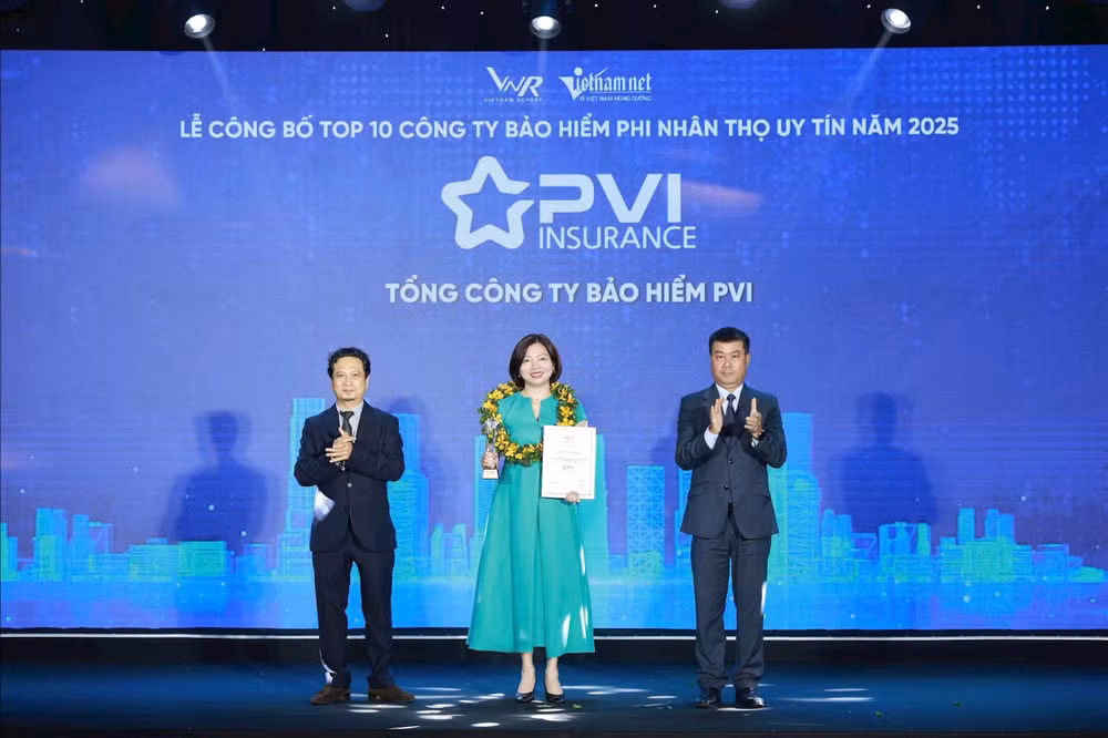 Bà Nguyễn Vũ Tâm – Phó Tổng Giám đốc Bảo hiểm PVI đại diện nhận giải thưởng