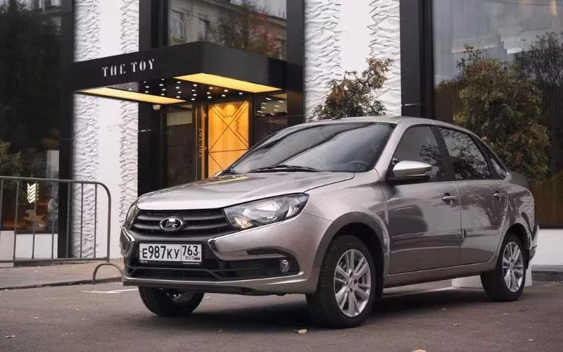 Trang bị an toàn của Lada Granta 2025 cũng khá đầy đủ với các 1 - 2 túi khí, dây đai an toàn 3 điểm, phanh ABS,...