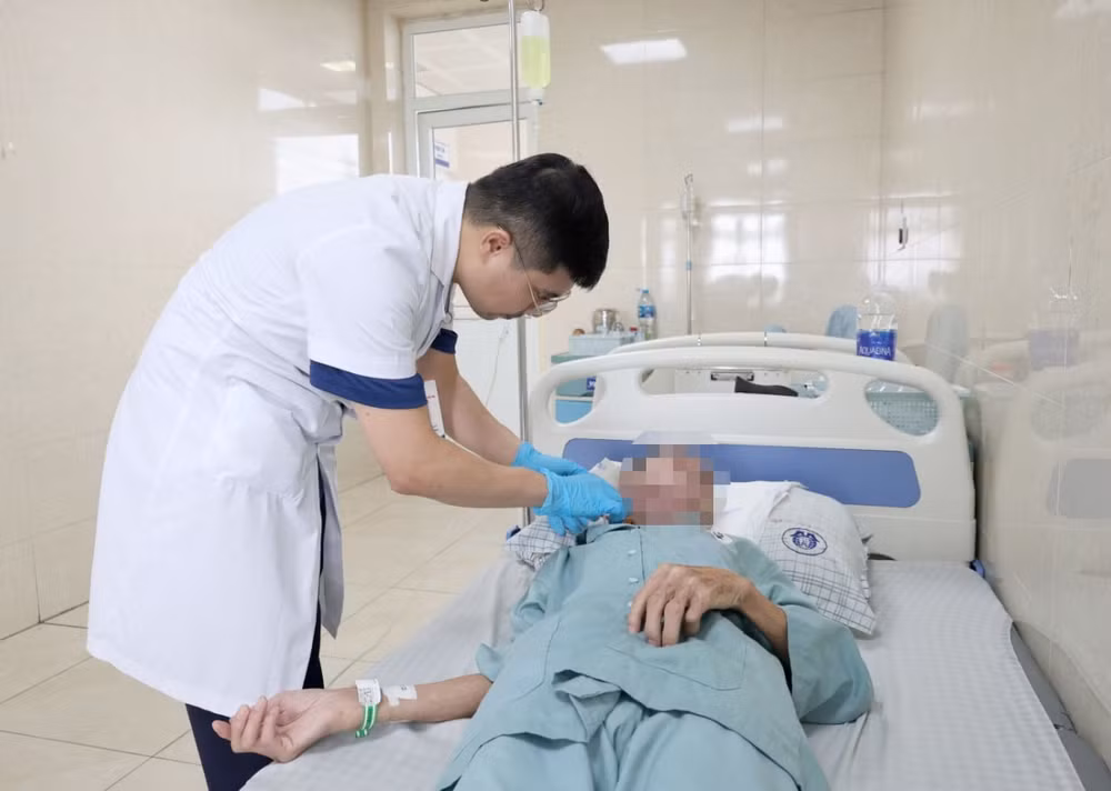 Bệnh nhân được chăm sóc sau phẫu thuật. Ảnh: BVCC