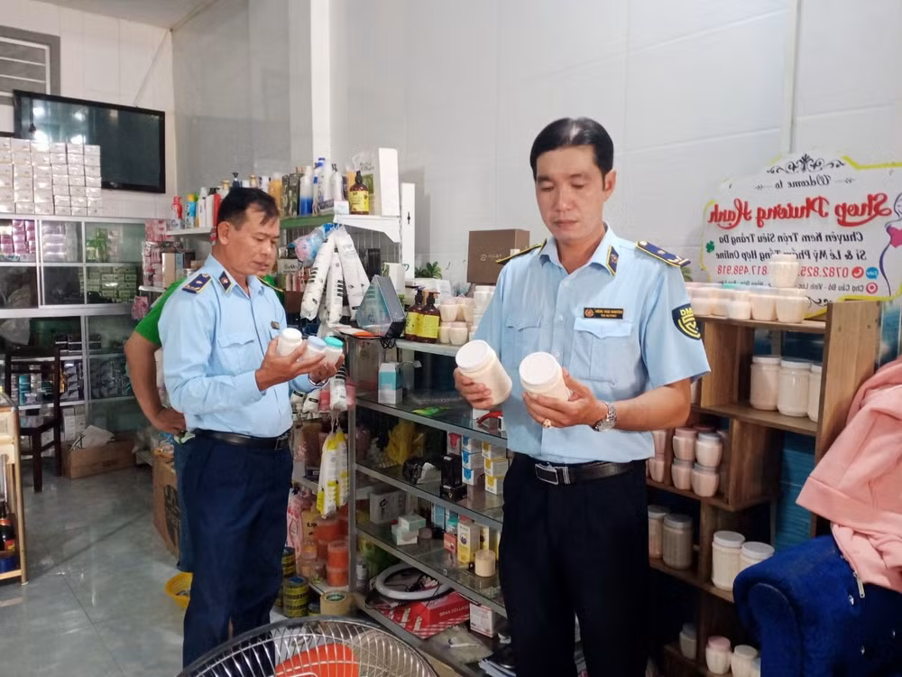 Kiểm tra kinh doanh mỹ phẩm, phát hiện vi phạm không có giấy chứng nhận đăng ký hộ kinh doanh và 90 hủ kem trộn (trọng lượng 22,5 kg) không rõ nguồn gốc, xuất xứ.