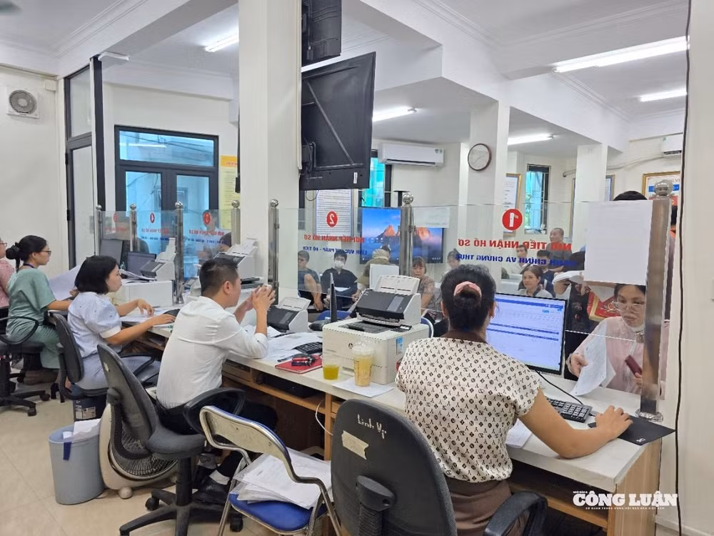 Công dân thực hiện thủ tục hành chính. Ảnh: H. Đương