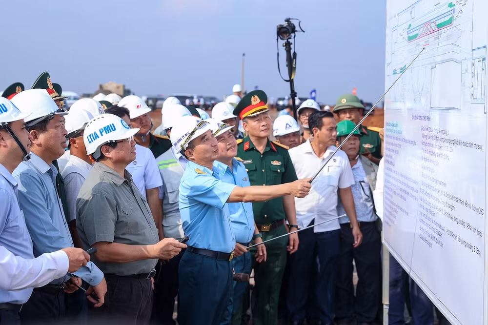 Thủ tướng lần thứ 8 kiểm tra sân bay Long Thành, yêu cầu cơ bản hoàn thành vào 19/12/2025- Ảnh 3.