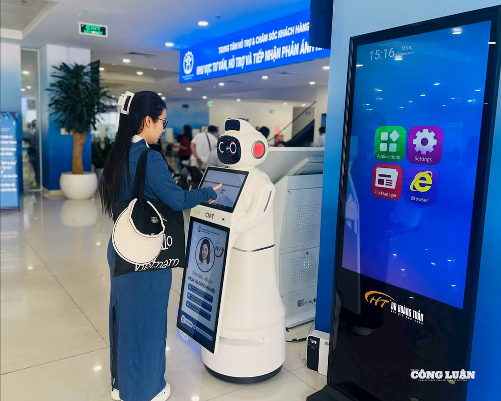 Người dân tương tác với robot AI - “cán bộ ảo” có thể chào hỏi, hướng dẫn thủ tục bằng giọng nói và cử chỉ.