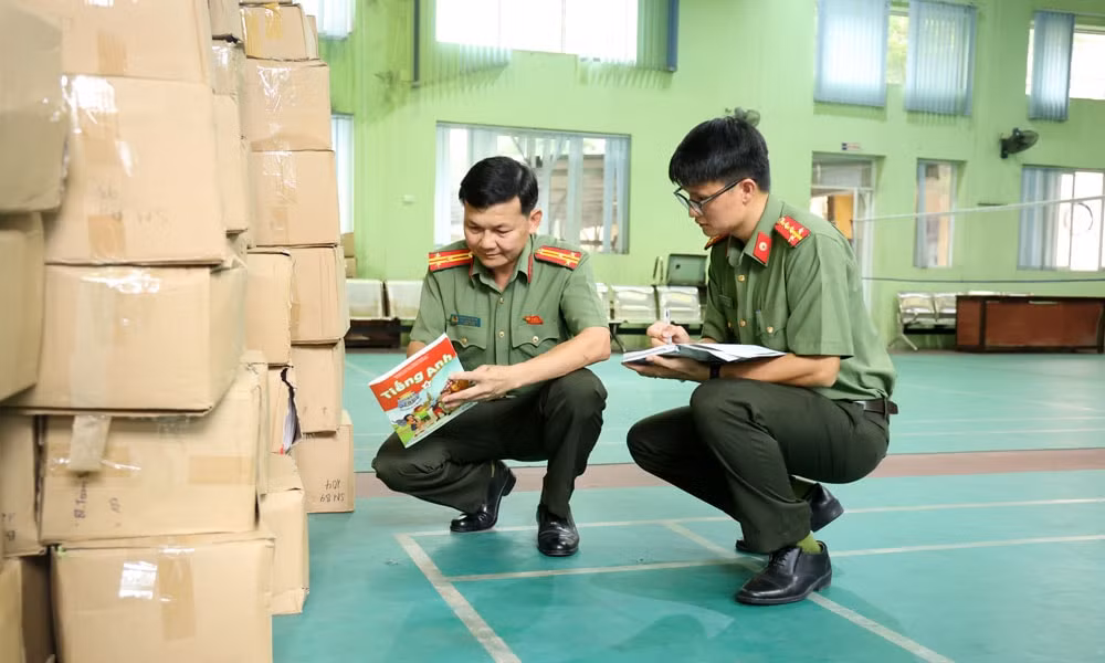 Cán bộ Phòng An ninh chính trị nội bộ kiểm tra tang vật vụ án.