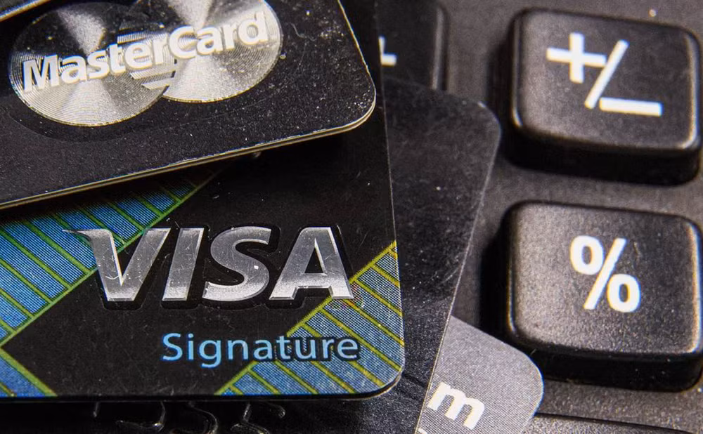 Thẻ vật lý Visa, Mastercard. Ảnh: Sergey Bulkin