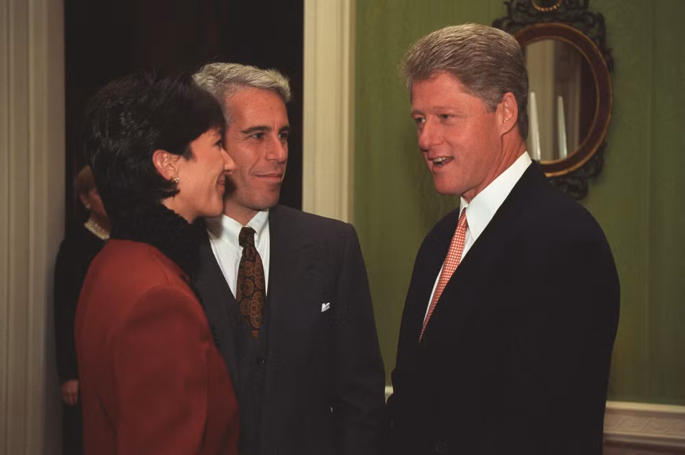 Cựu Tổng thống M Bill Clinton đã nói chuyện với Jeffrey Epstein (giữa) và đồng phạm Ghislaine Maxwell (trái) tại một sự kiện năm 1993. Ảnh: MEGA
