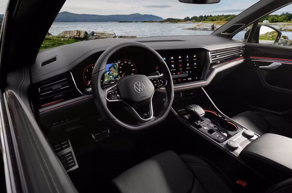 Thiết kế khoang lái phiên bản VW Touareg R-Line - Ảnh: VW