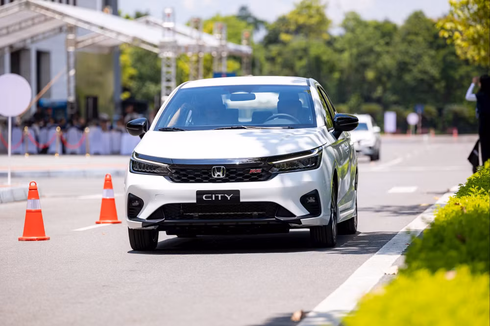 Honda City đang có mặt bằng giá bán lẻ nhỉnh hơn đôi chút so với đối thủ - Ảnh: HVN