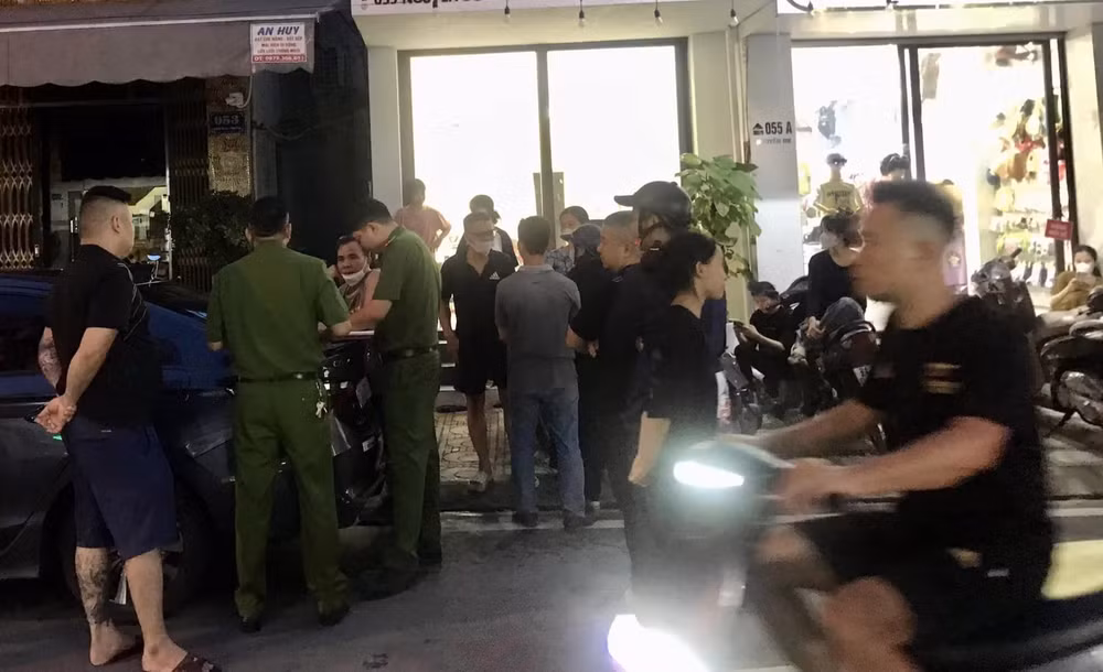 lao cai dang lam ro nguyen nhan mot nguoi tu vong trong phong tro gan khu cho goc mit hinh 1