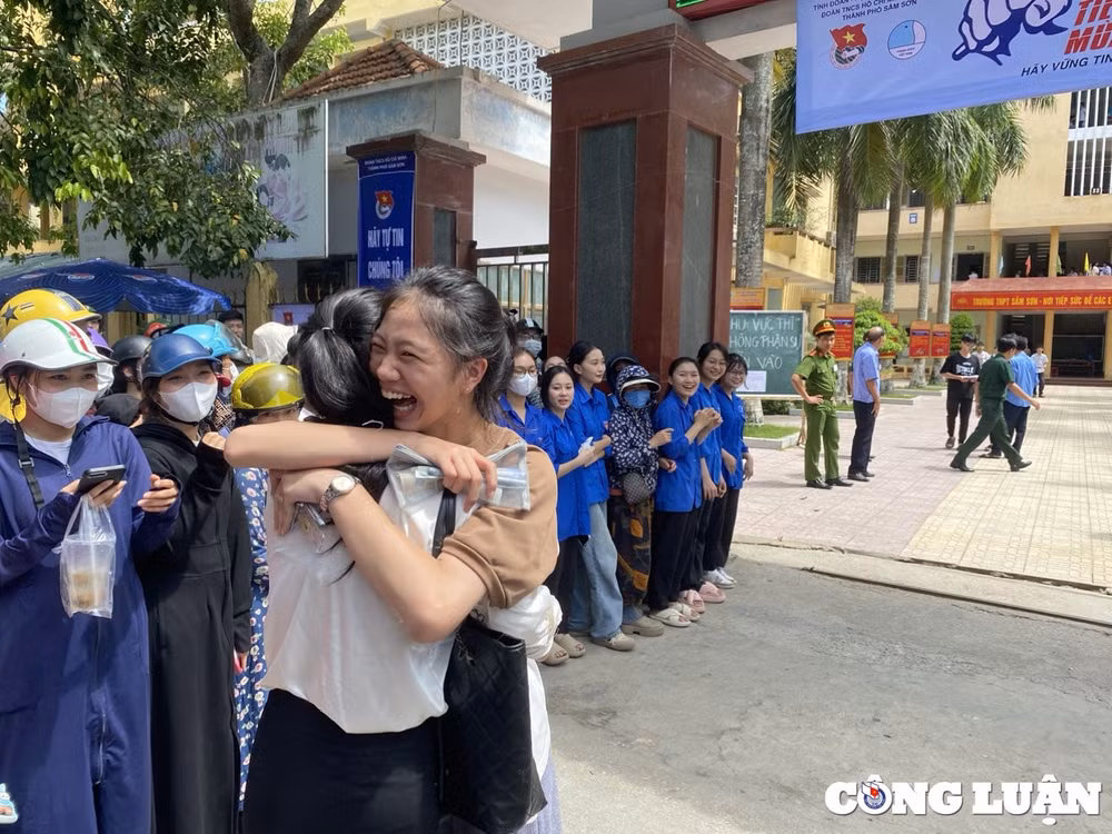 dinh chi 1 thi sinh su dung tai lieu trong buoi thi dau tien vao 10 thpt cong lap tai thanh hoa hinh 2