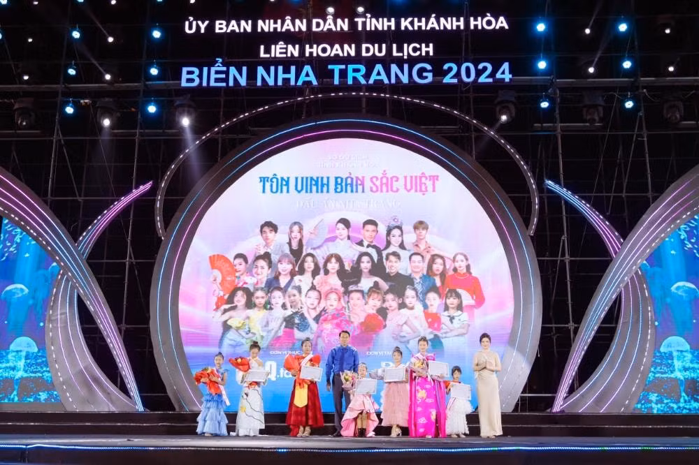 man nhan voi dem nghe thuat dac biet ton vinh ban sac viet dau an nha trang hinh 9