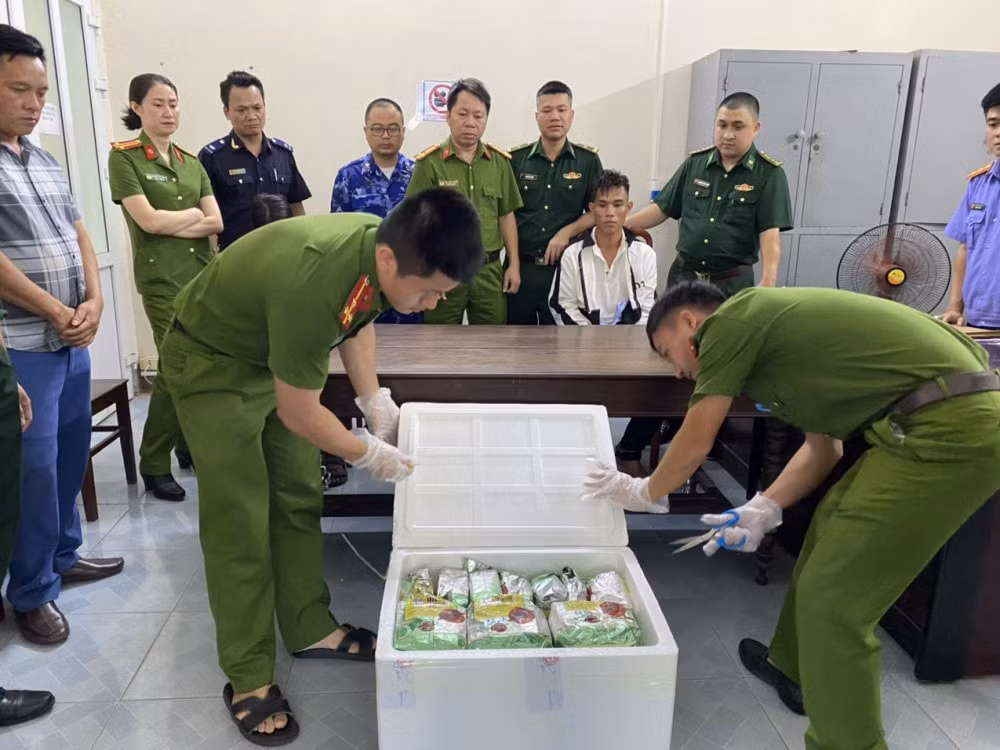 ha tinh bat 2 doi tuong van chuyen 30kg ma tuy da hinh 1