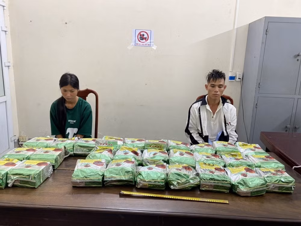 ha tinh bat 2 doi tuong van chuyen 30kg ma tuy da hinh 2