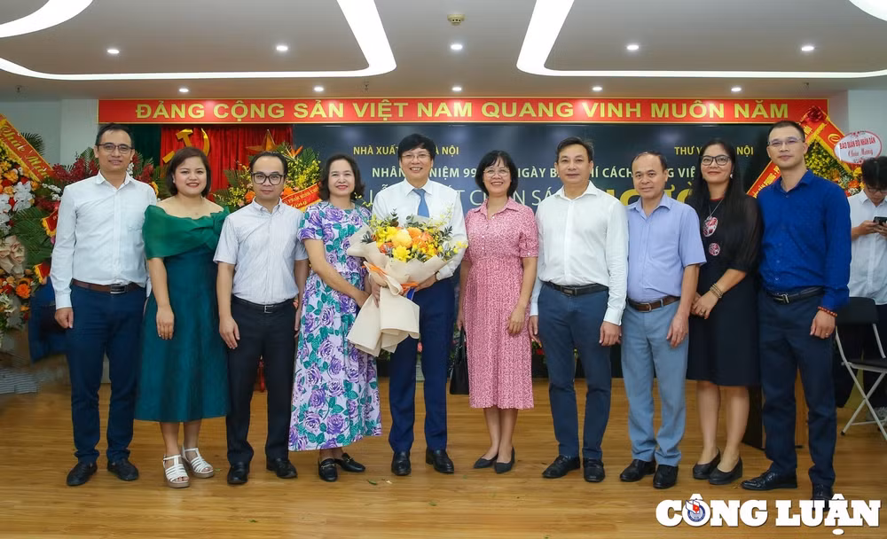 ra mat sach nguoi tren duong doi cua nha bao nha van ho quang loi hinh 12