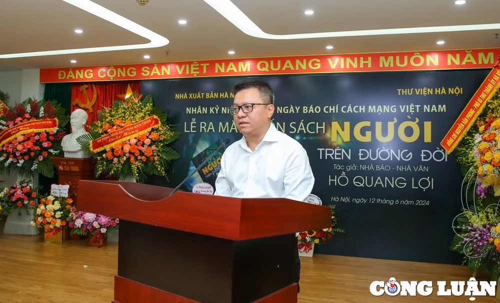 ra mat sach nguoi tren duong doi cua nha bao nha van ho quang loi hinh 3
