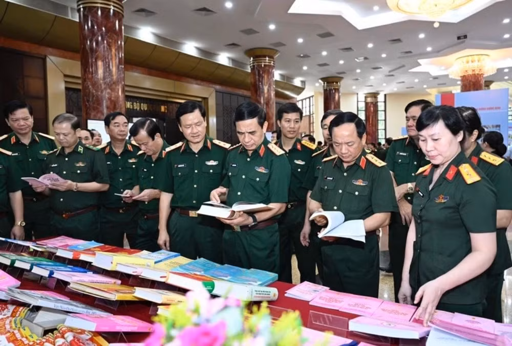 lan toa hinh anh cao dep bo doi cu ho thoi ky moi hinh 1