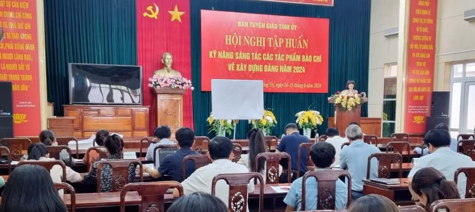 quang tri tap huan ky nang sang tac cac tac pham bao chi ve xay dung dang hinh 1
