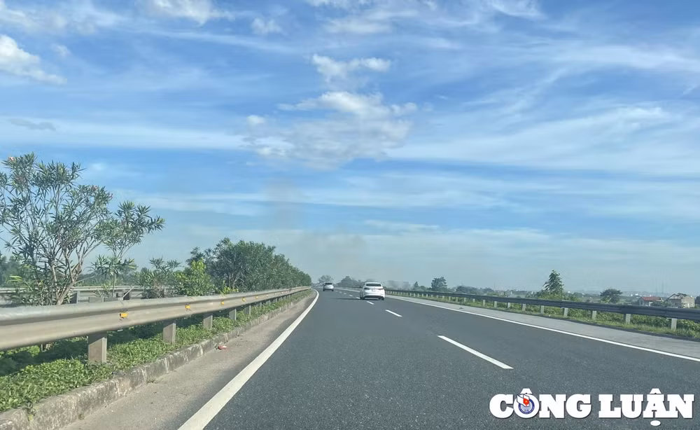 tiem an nguy co tai nan giao thong khi nguoi dan dot rom ra gan duong cao toc hinh 2