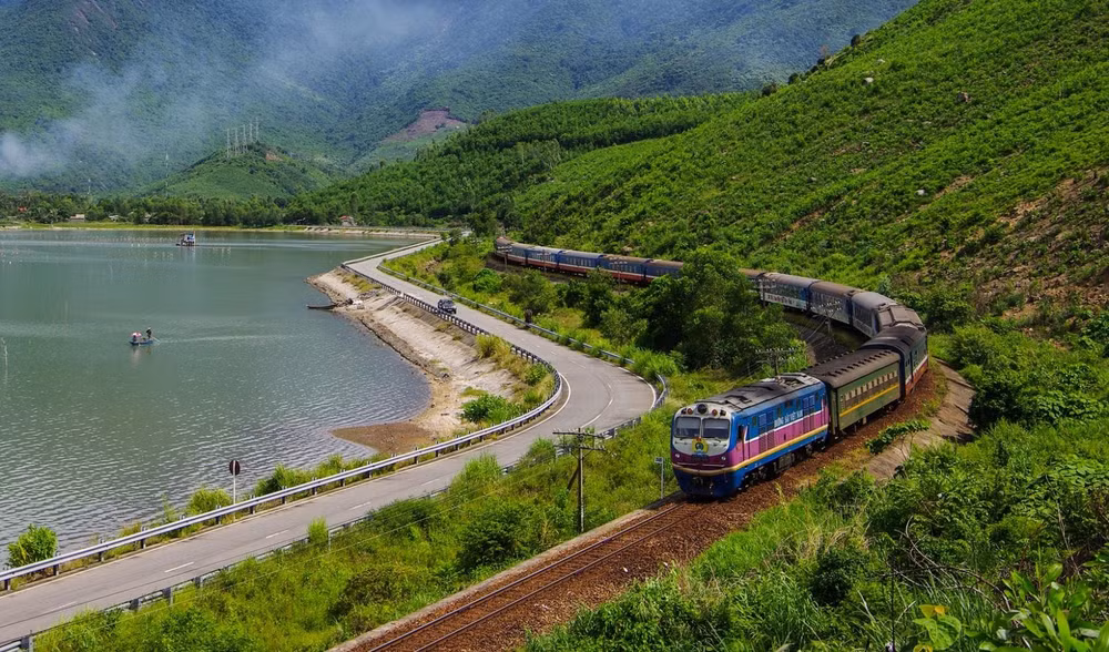 ngan chan tinh trang nem dat da len tau chay tuyen duong sat bac nam hinh 1