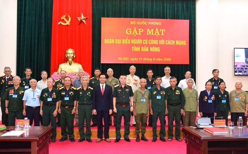 bo quoc phong gap mat doan dai bieu nguoi co cong voi cach mang tinh dak nong hinh 1