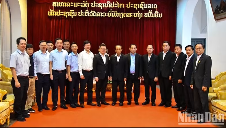 doan dai bieu bao nhan dan tham va lam viec tai luang prabang lao hinh 2