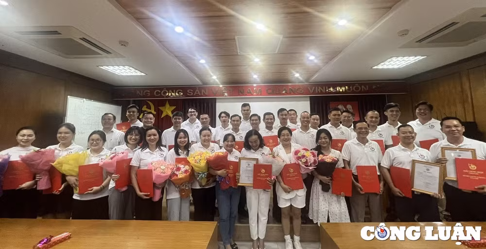 40 hoc vien hoan thanh lop boi duong nghiep vu bao chi truyen thong hinh 2