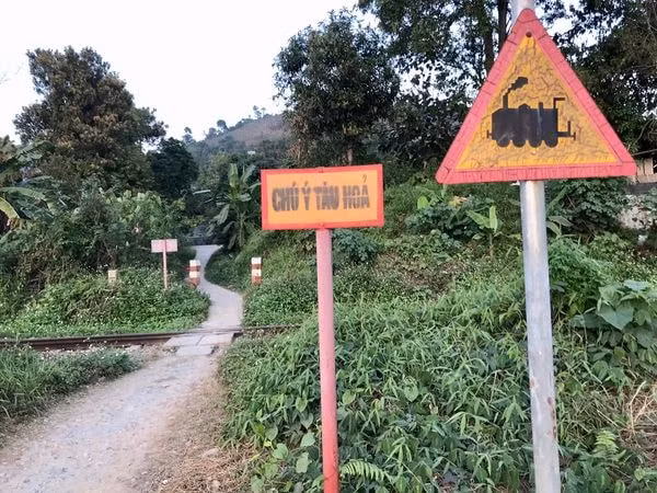 lao cai tam dong cac tuyen duong gom cac loi mo tu phat qua duong sat hinh 1