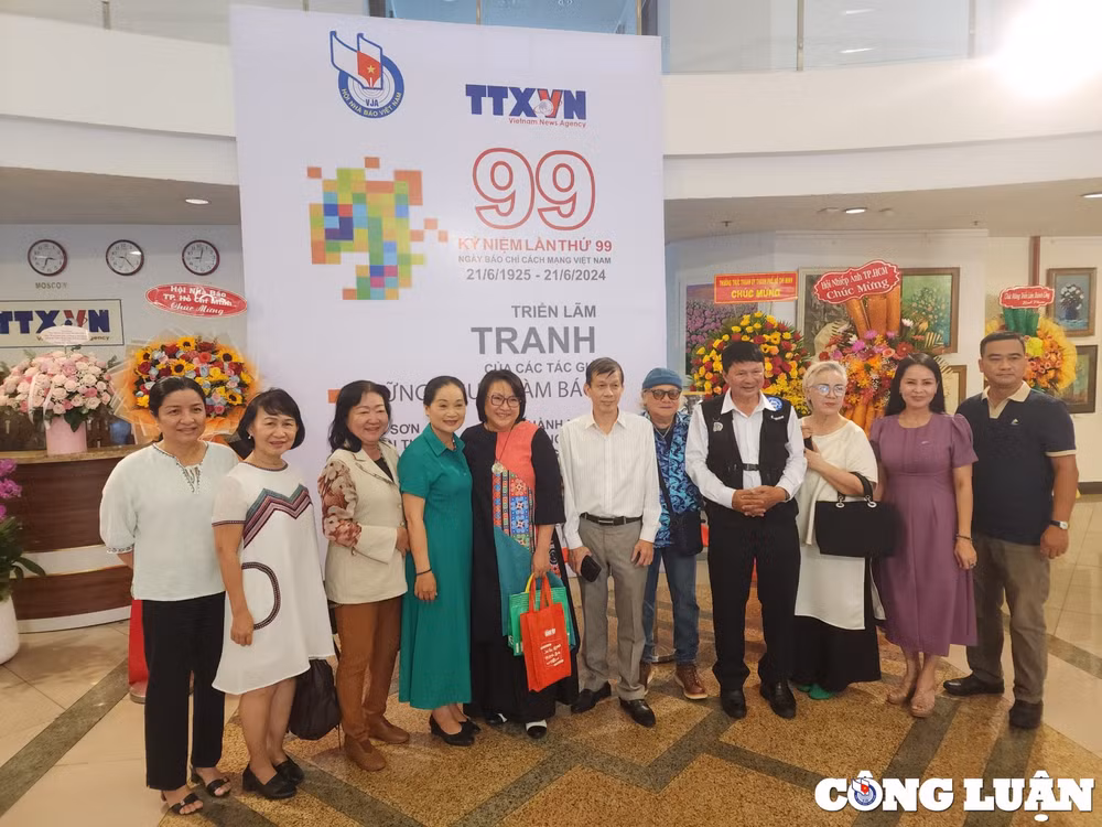 khai mac trien lam tranh 99 cua nhung nguoi lam bao hinh 8