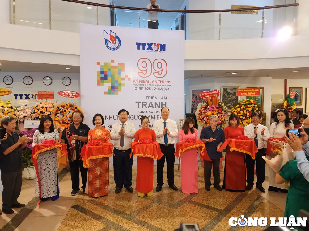 khai mac trien lam tranh 99 cua nhung nguoi lam bao hinh 4
