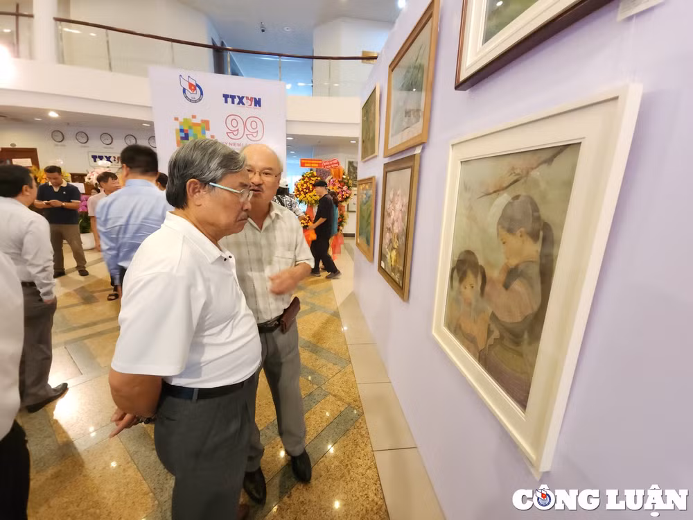 khai mac trien lam tranh 99 cua nhung nguoi lam bao hinh 9