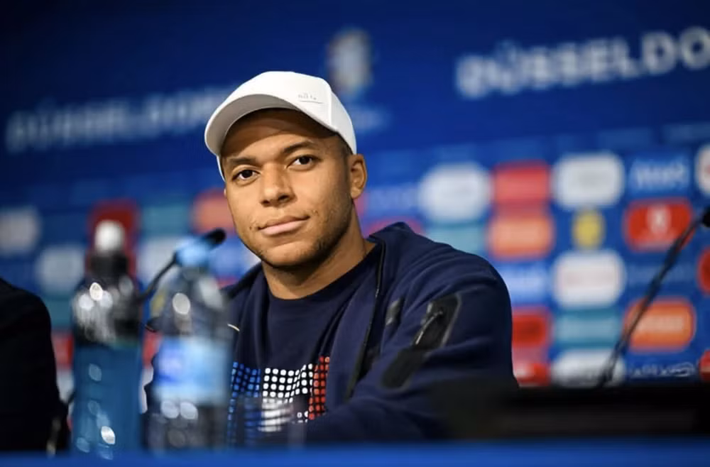 huyen thoai patrice evra noi gi khi mbappe so sanh euro va world cup hinh 1