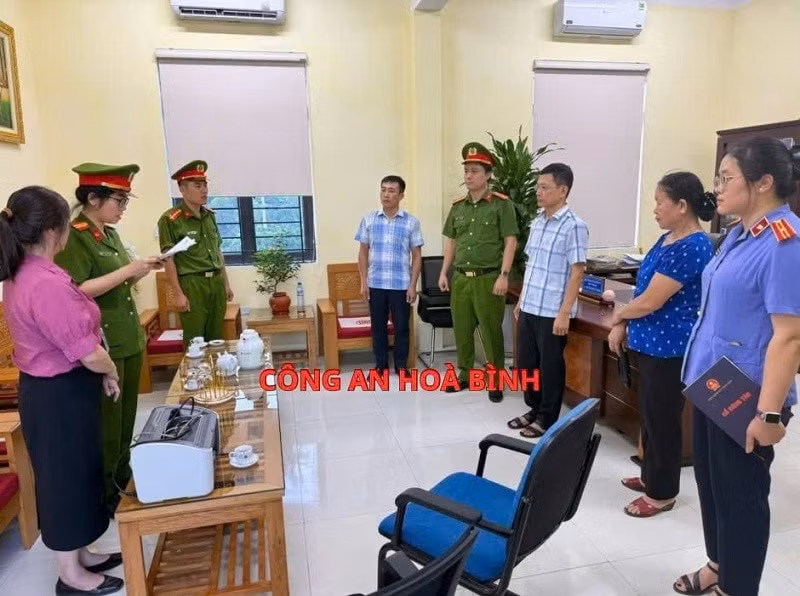 tu y thu tien phuc vu thi tot nghiep mot hieu truong bi bat tam giam hinh 1