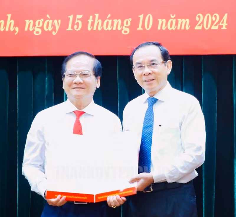 bi thu huyen uy binh chanh giu chuc bi thu dang uy khoi dan chinh dang tp hcm hinh 2