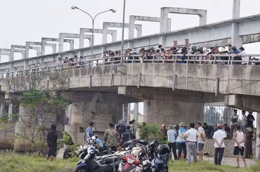 ha tinh ngoi choi o chan cau bi nga roi xuong song nghen mot thieu nien bi duoi nuoc hinh 1