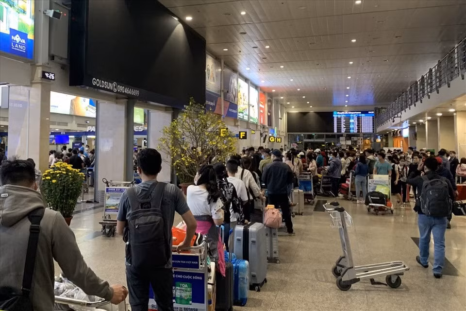 tang luot cat ha canh tai san bay tan son nhat de phuc vu cao diem tet nguyen dan hinh 1